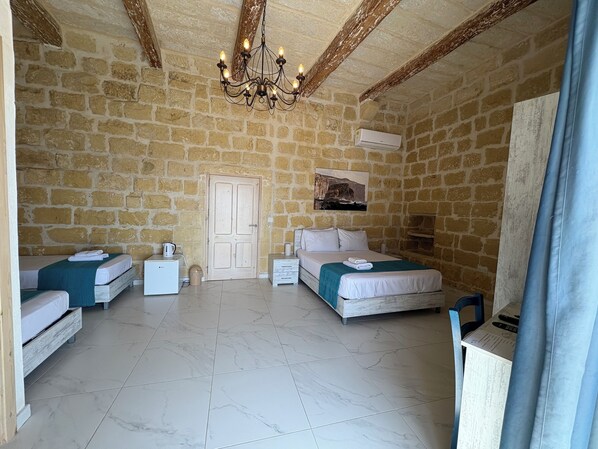 خزنة داخل الغرفة ومكتب ومساحة عمل للكمبيوتر المحمول ومكواة/لوح كي