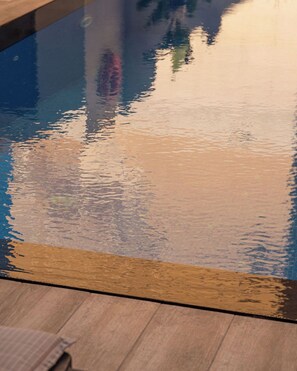 2 من حمّامات السباحة الخارجية