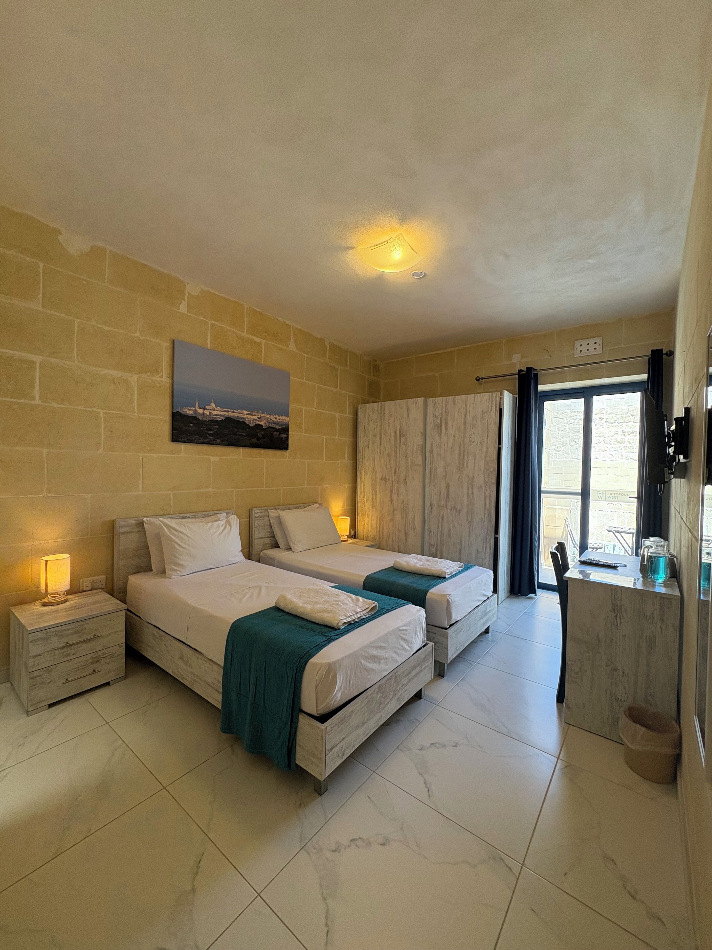 标准双人房或双床房 | 客房内保险箱、办公桌、笔记本电脑工作区、熨斗/熨板