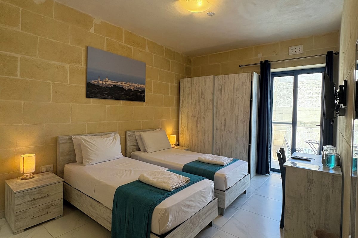 خزنة داخل الغرفة ومكتب ومساحة عمل للكمبيوتر المحمول ومكواة/لوح كي