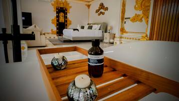 Luxury Villa, 5 Bedrooms, Balcony | Iron/ironing board, free WiFi