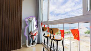 Deluxe-Apartment, 3 Schlafzimmer, Meerblick | Schreibtisch, kostenloses WLAN, Bettwäsche