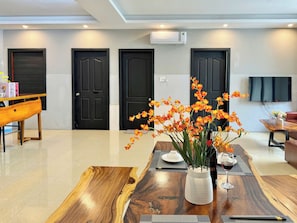 디럭스 아파트, 침실 2개, 시내 전망 | 거실 공간 | 케이블 채널 시청이 가능한 55인치 LED TV, 스트리밍 서비스