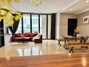 Deluxe appartement, 2 slaapkamers, uitzicht op de stad | Woonruimte | Een 55-inch ledtelevisie met kabelzenders en streamingdiensten