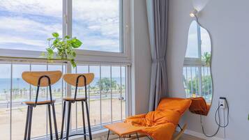 ๋๋ญ์ค ์ํํธ, ์นจ์ค 3๊ฐ, ๋ฐ๋ค ์ ๋ง | ๋ฐ์ฝ๋