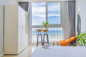 Departamento Deluxe, 3 habitaciones, vista al océano | Escritorio, wifi gratis y ropa de cama 