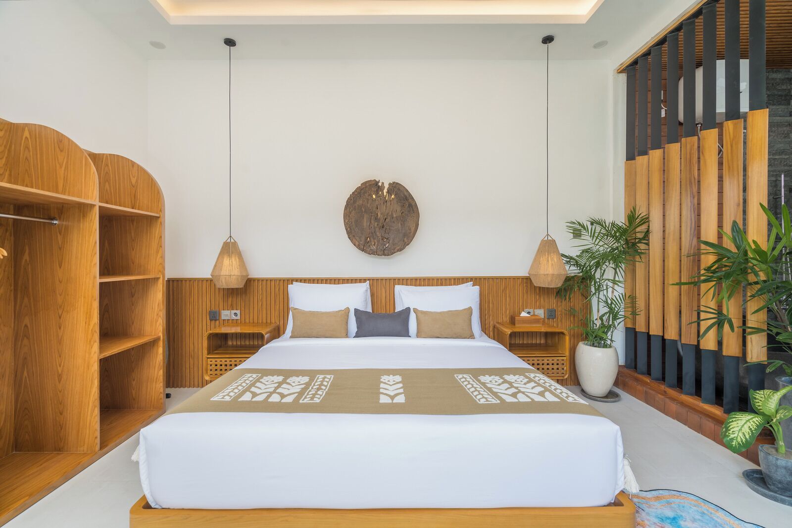 Villa, bassengutsikt | Safe på rommet, skrivebord, strykejern/-brett og barnesenger