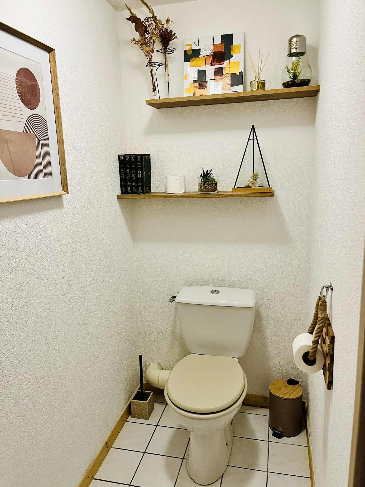 Haartrockner, Handtücher, Seife, Toilettenpapier