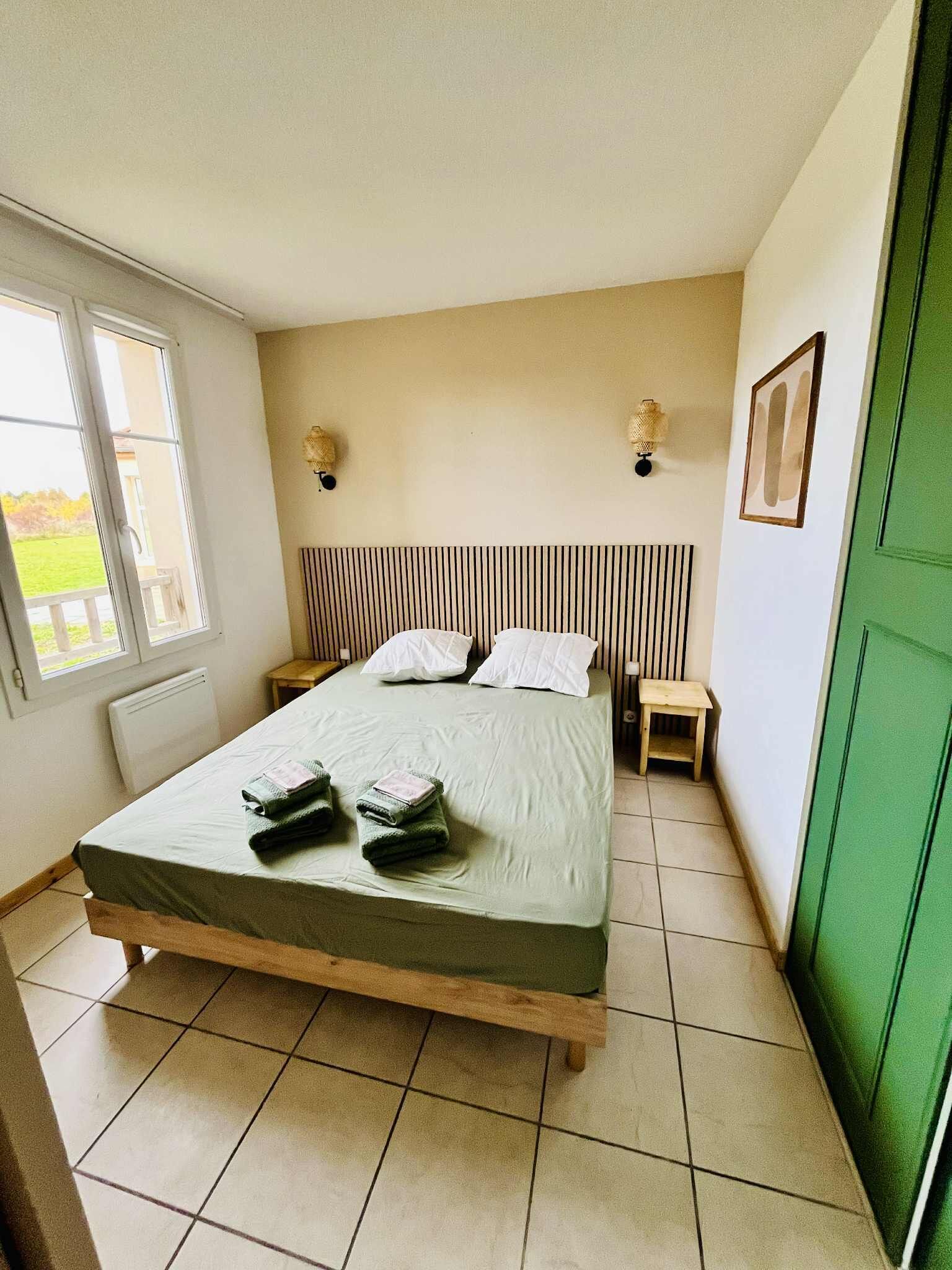 Tabla de planchar con plancha, wifi y ropa de cama 