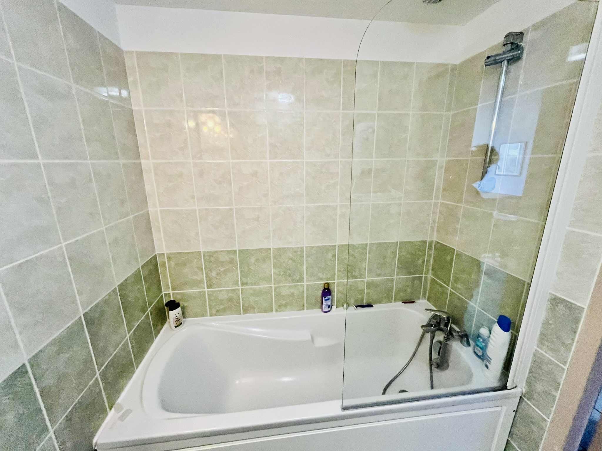 Sèche-cheveux, serviettes fournies, savon, papier toilette