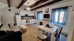 TV, DVD player, livros, aparelho de som