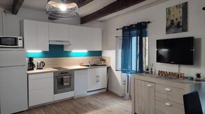 Geladeira, micro-ondas, fogão, cooktop