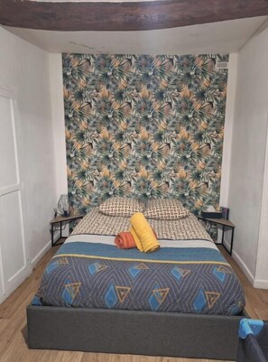 1 habitación, tabla de planchar con plancha y cuna de viaje 