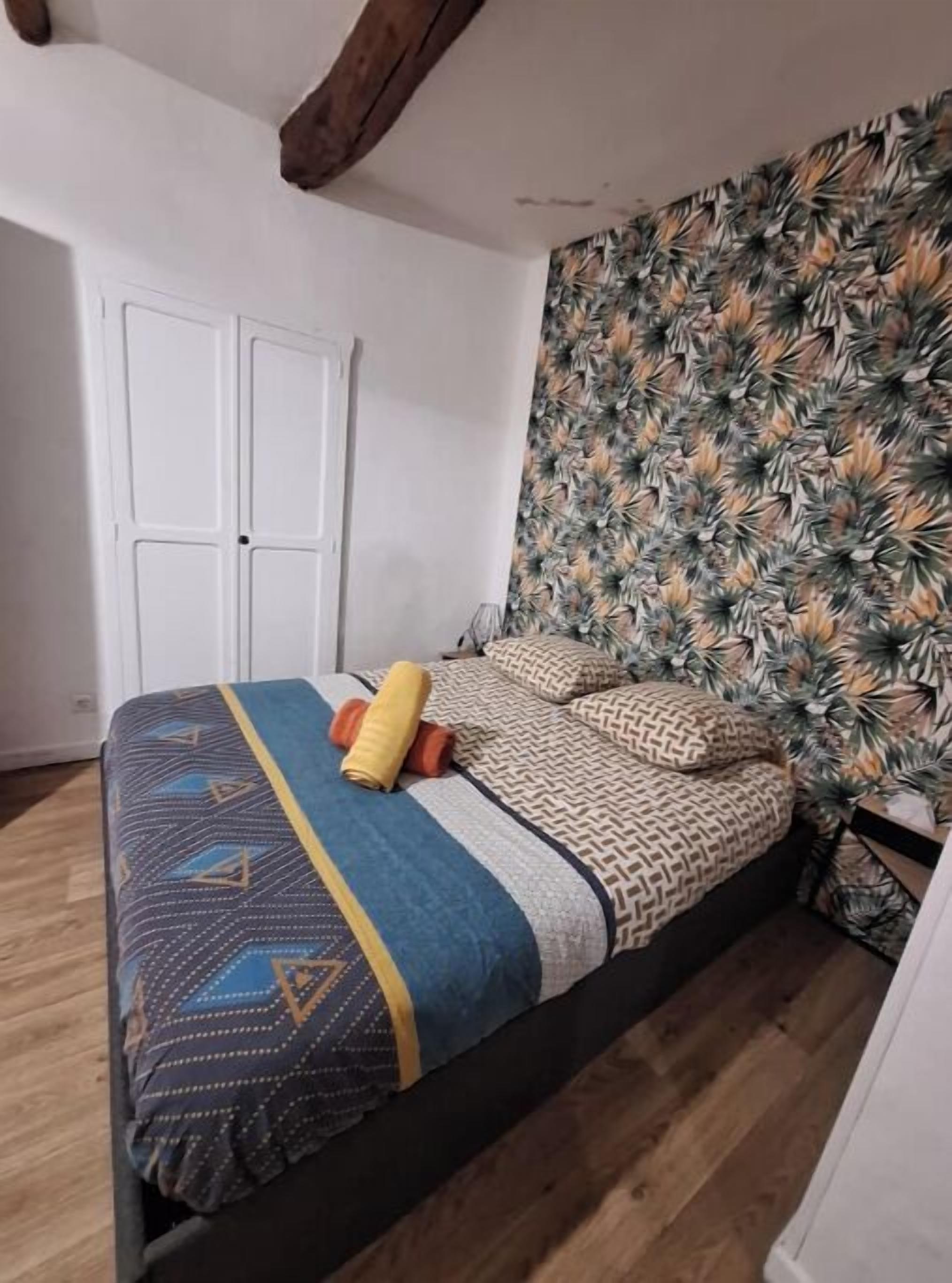 1 habitación, tabla de planchar con plancha y cuna de viaje 
