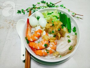 فطور من الأطباق المحلية مجانًا يوميًا