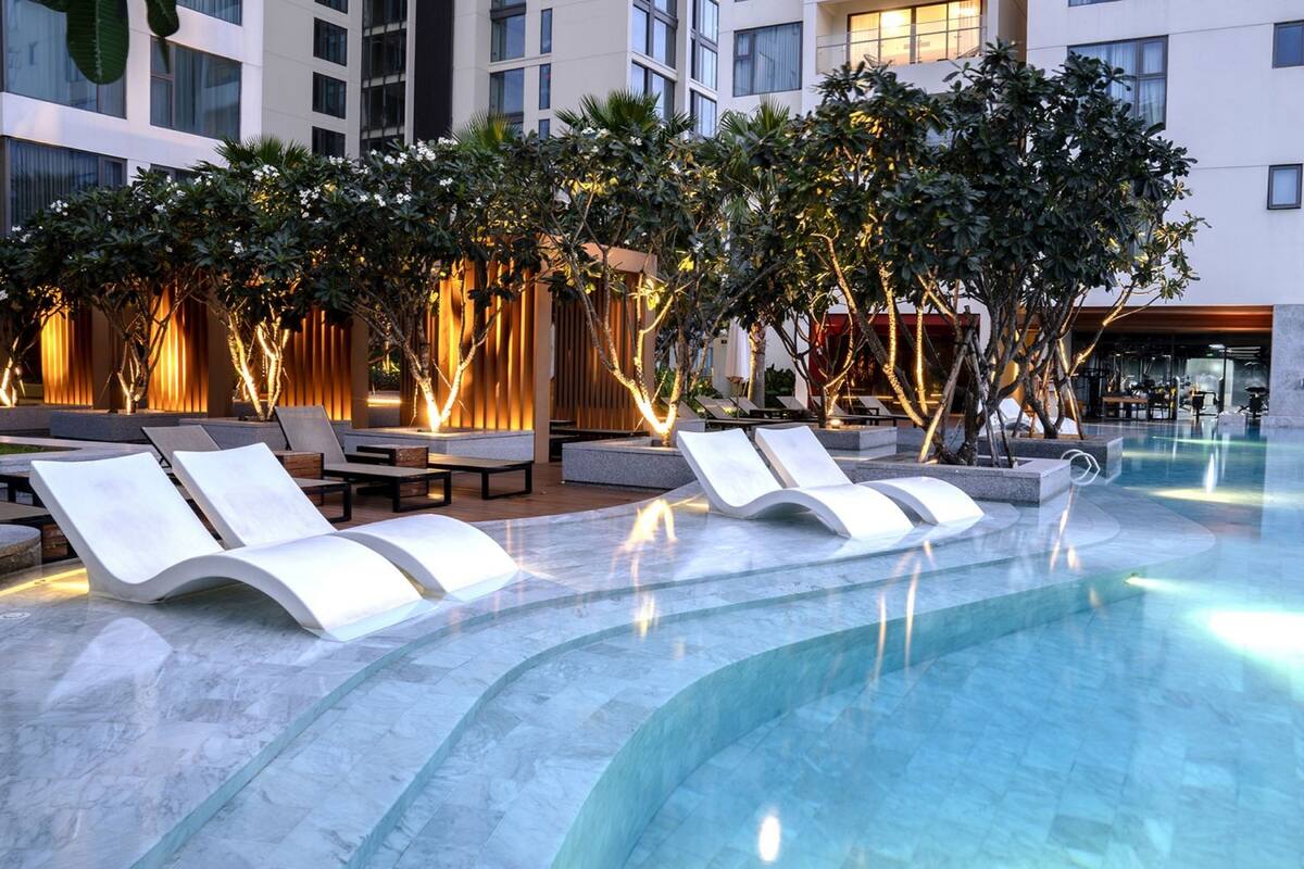 خزنة داخل الغرفة ومكتب ومساحة عمل للكمبيوتر المحمول وستائر تعتيم