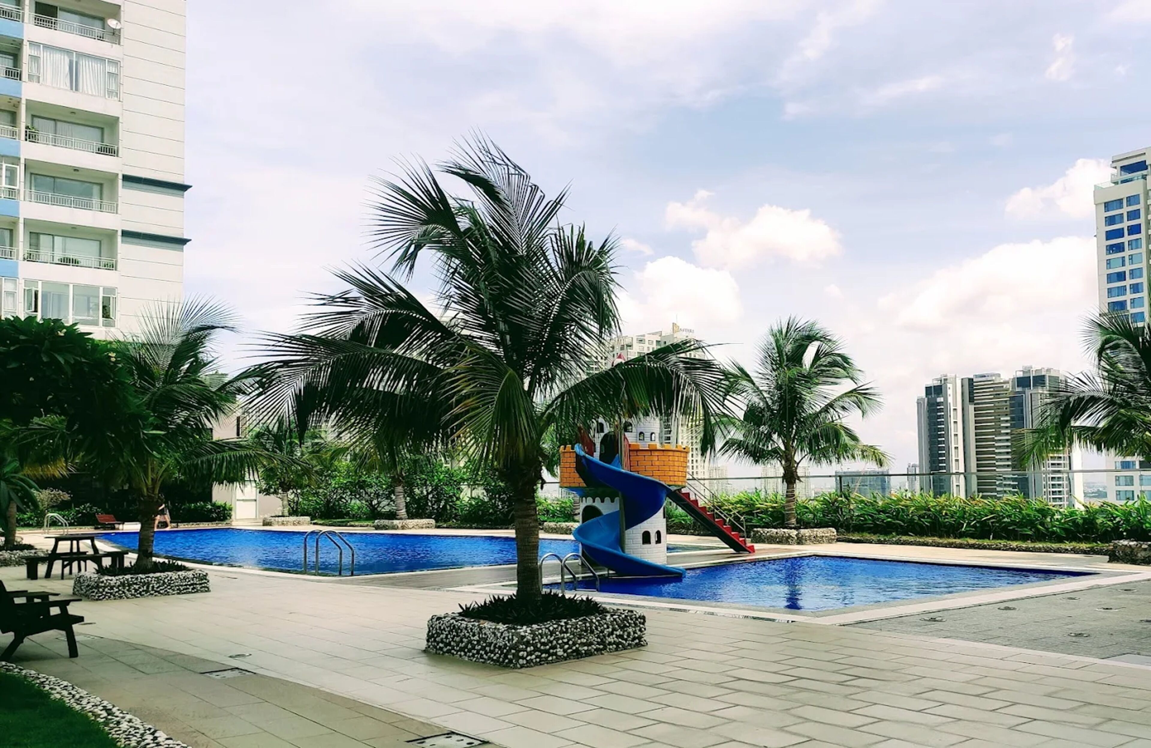 Una piscina al aire libre