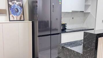 Refrigerador con freezer, microondas, horno, placa de cocina