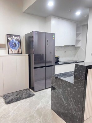 Refrigerador con congelador, microondas, horno y parrilla de estufa 