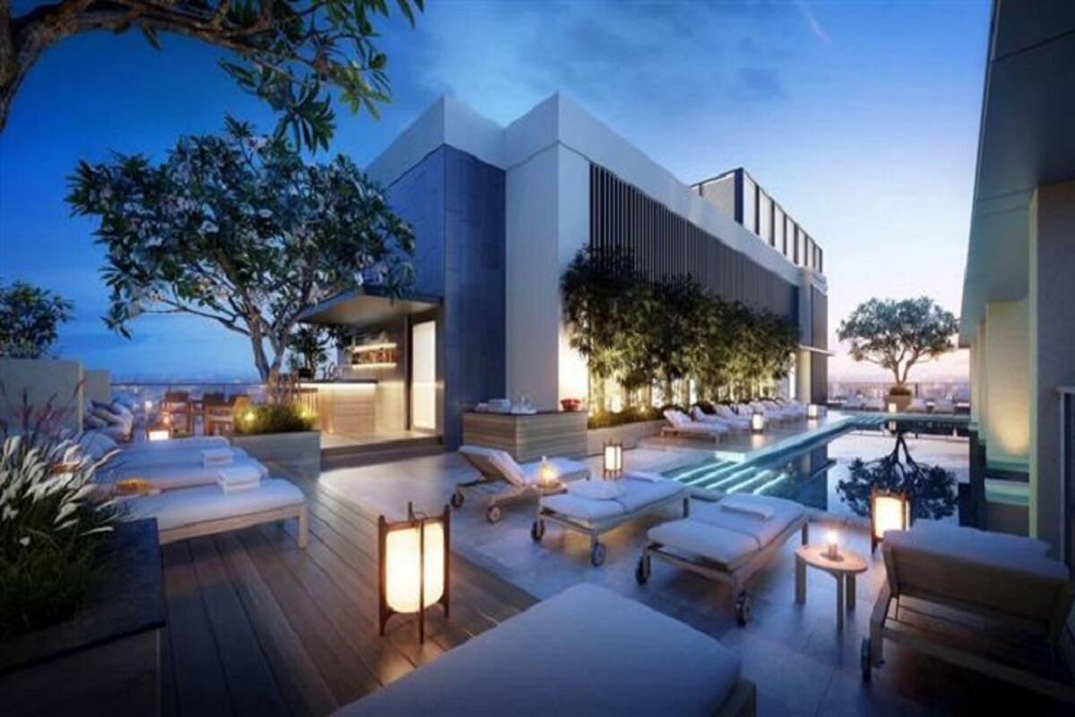 خزنة داخل الغرفة ومكتب ومساحة عمل للكمبيوتر المحمول وستائر تعتيم