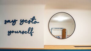 A wall with a motivational quote and a round mirror. - Schiffmeisterapartment Melk, Wachau - design meets history (Melk)
