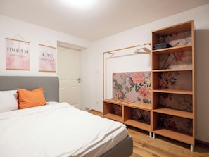 Desk, iron/ironing board, WiFi, bed sheets
