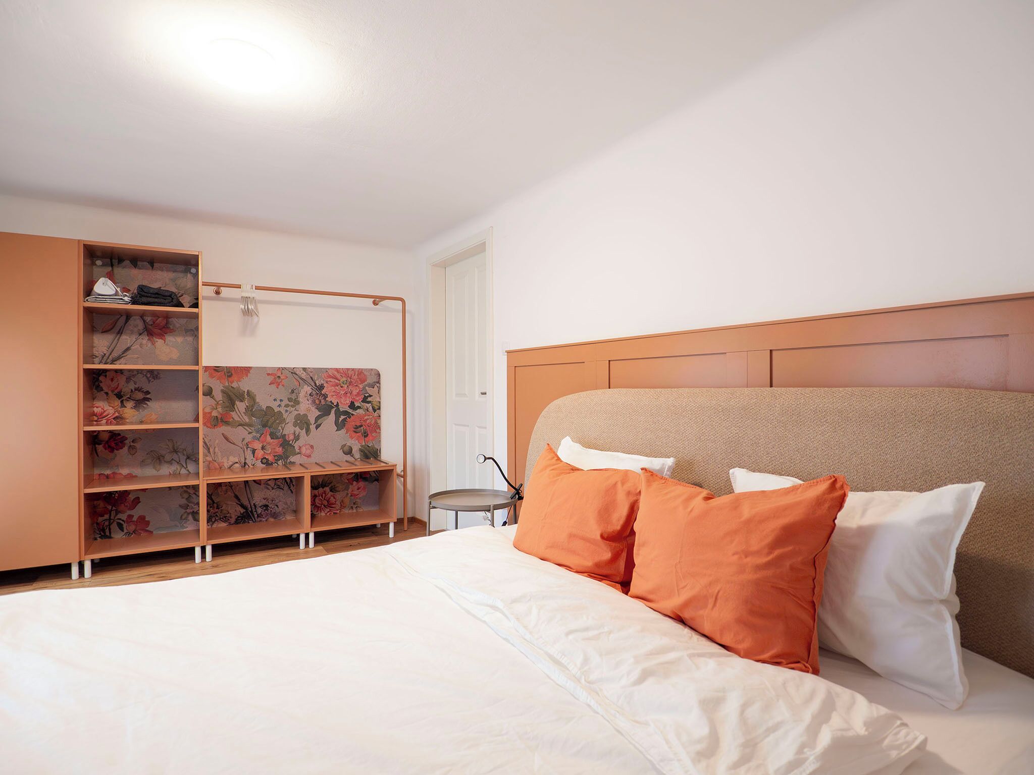 2 slaapkamers, een bureau, een strijkplank/strijkijzer, reisbedje