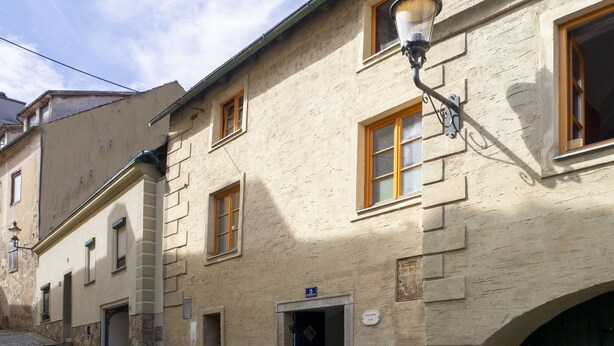 A building with a stone facade, multiple windows, and a door marked with the number 5. - Schiffmeisterapartment Melk, Wachau - design meets history (Melk)