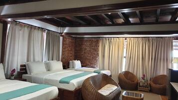 Deluxe Triple Room | Blackout drapes, iron/ironing board, free WiFi