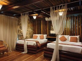 Deluxe Triple Room | Blackout drapes, iron/ironing board, free WiFi