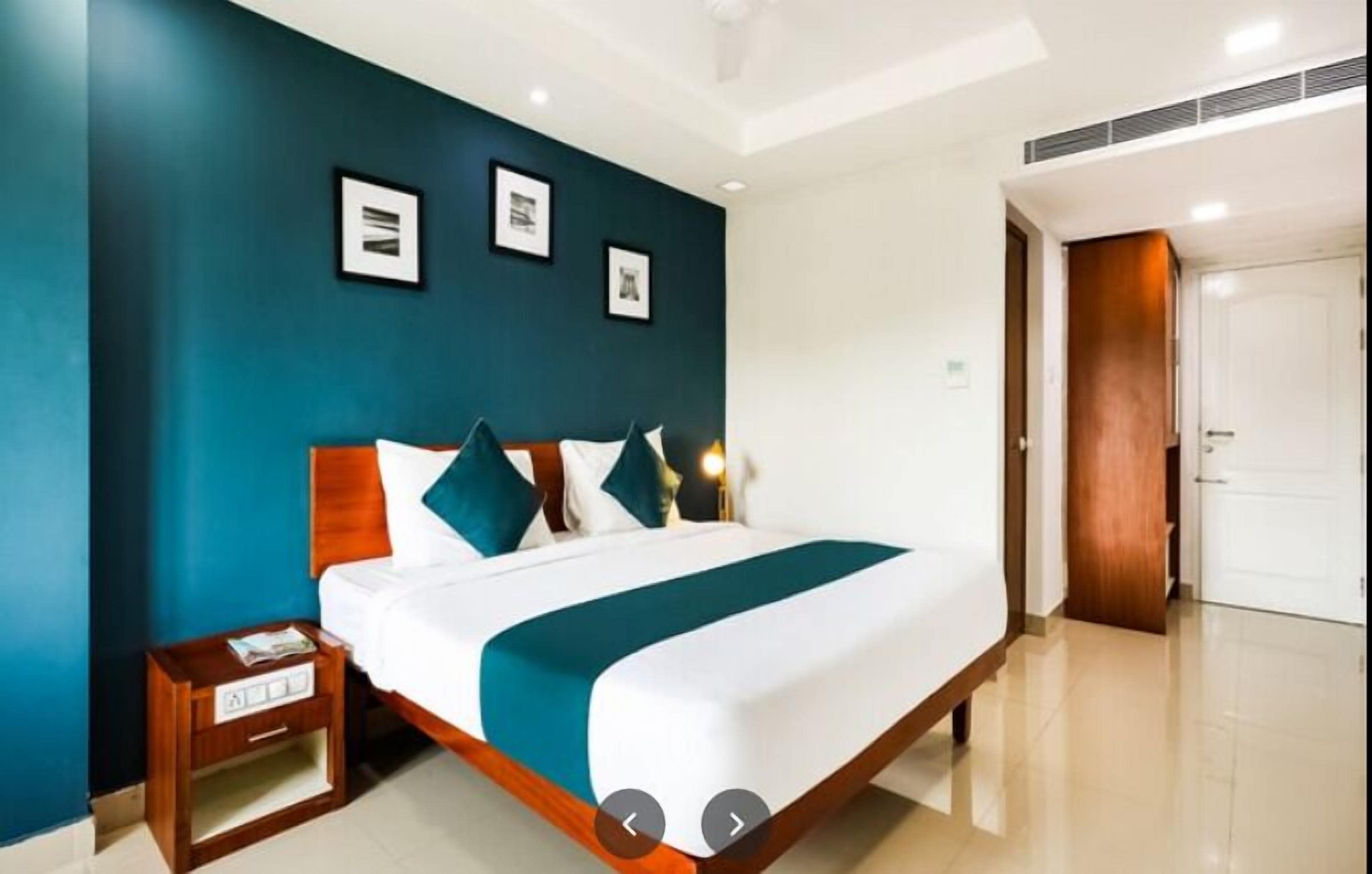 Phòng đôi Deluxe | Bàn, khu vực làm việc phù hợp cho laptop 