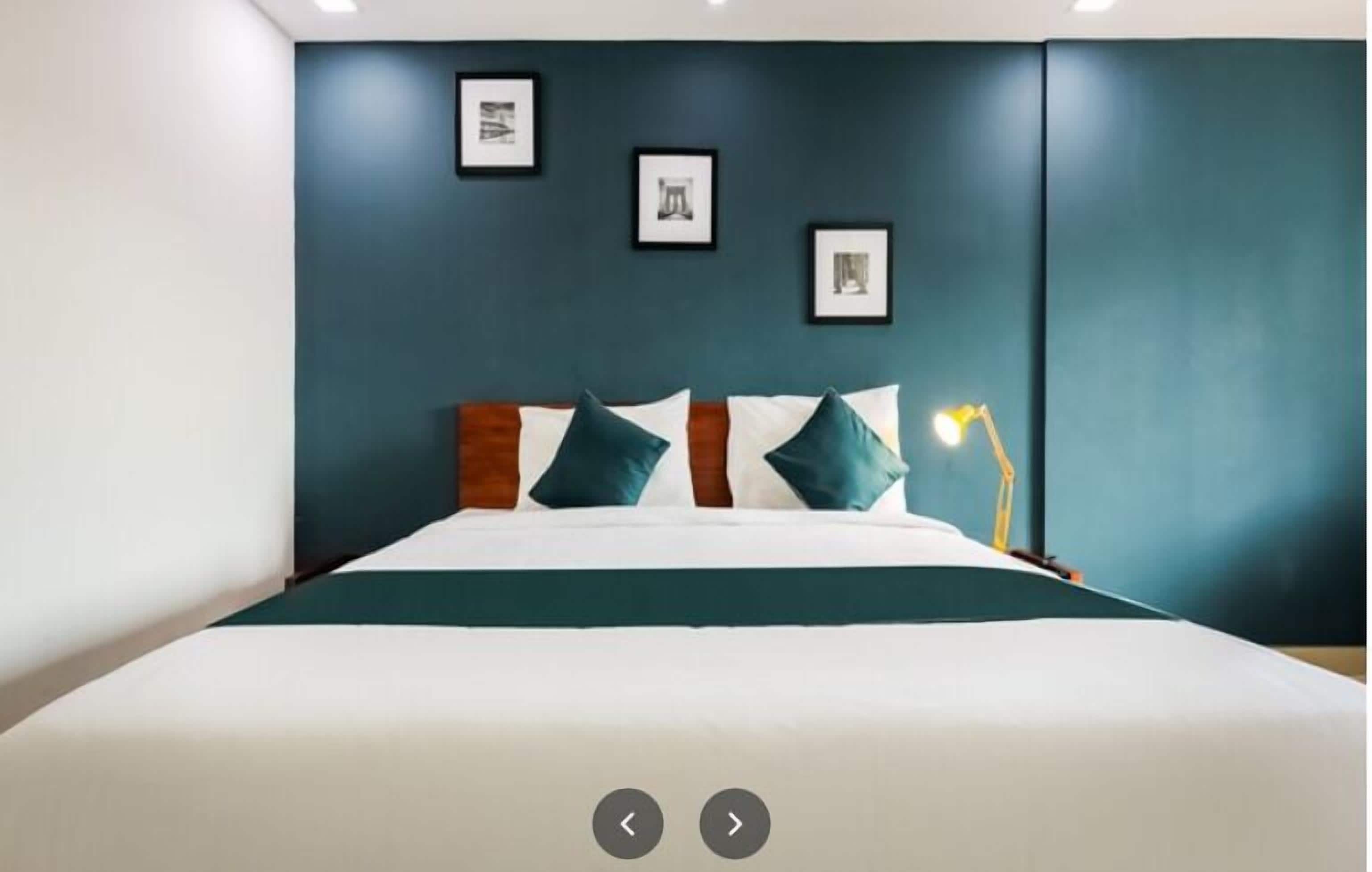 Escritorio, espacio para trabajar con laptop y wifi gratis 