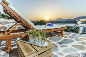 Property grounds - Villa Simantiri - Romantic Luxury Villa with jacuzzi & sunset views (Pompia)