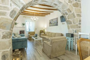 Smart TV - Villa Simantiri - Romantic Luxury Villa with jacuzzi & sunset views (Pompia)