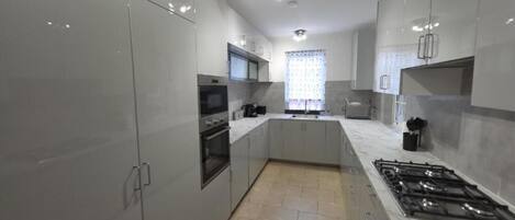 Frigorífic, microones, forn i placa de cuina