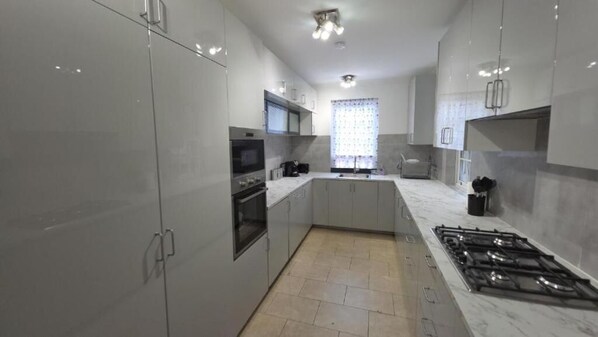 ثلاجة، ميكروويف، فرن، موقد طهي مسطح