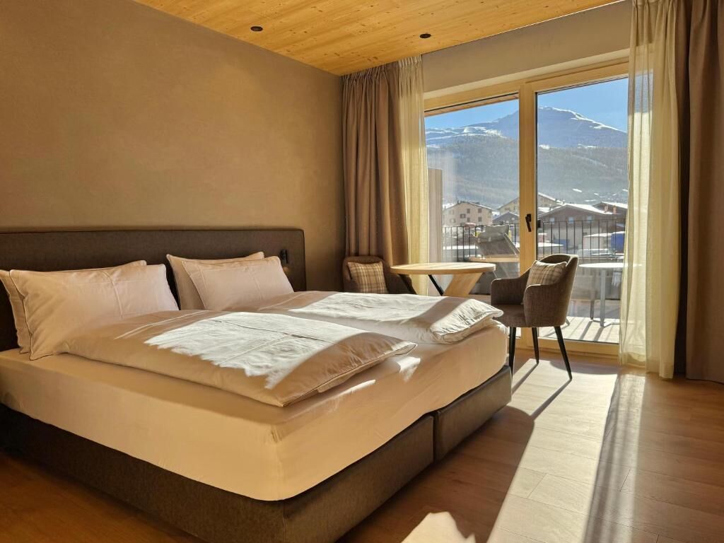 Habitación Confort con 1 cama doble o 2 individuales, vistas a la montaña | Edredones de plumas, minibar, caja fuerte