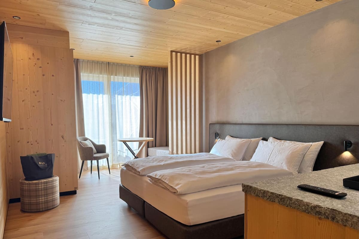 Deluxe Double or Twin Room, Mountain View | Down comforters, minibar, in-room safe, laptop workspace