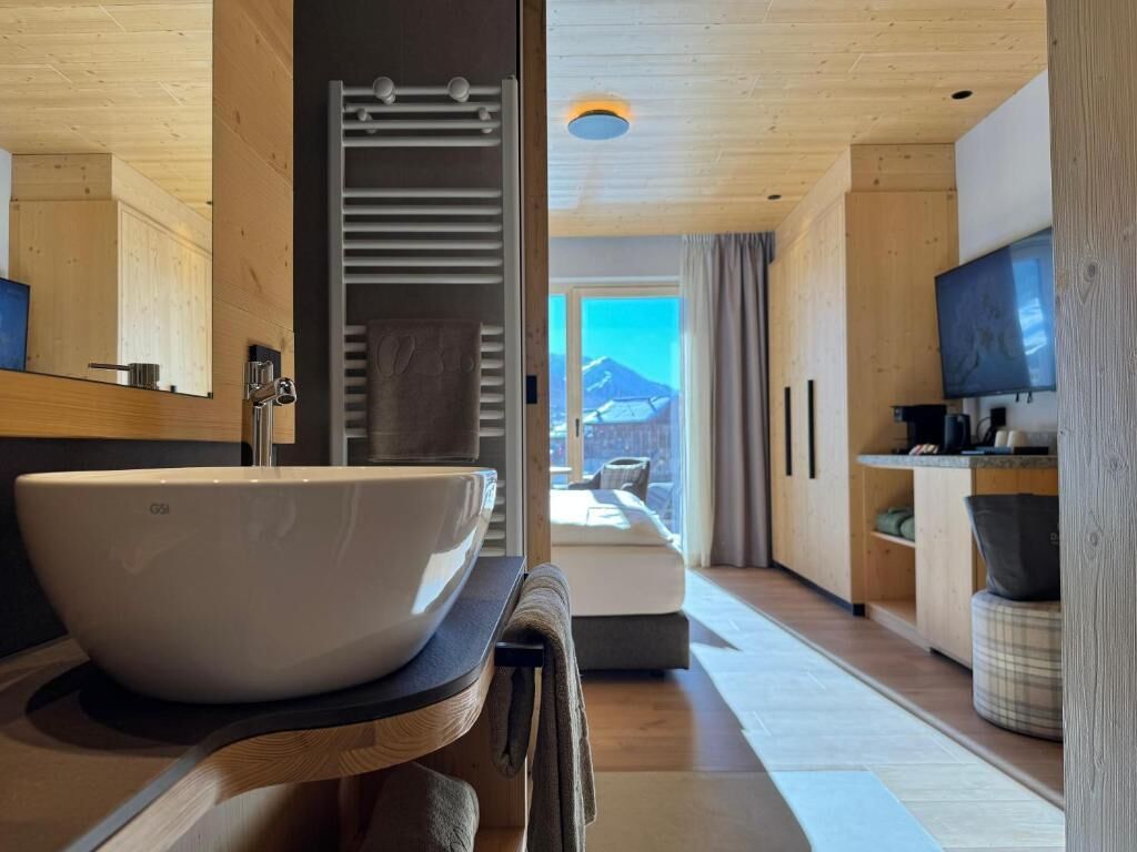 Chambre Confort Double ou avec lits jumeaux, vue montagne | Salle de bain
