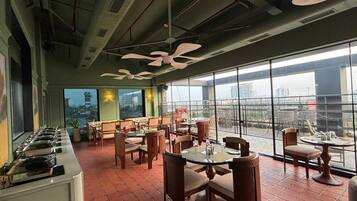 Tägliches Frühstücksbuffet (350 INR pro Person)