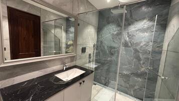 Deluxe Double Room | Bathroom | Bathtub, free toiletries, hair dryer, slippers