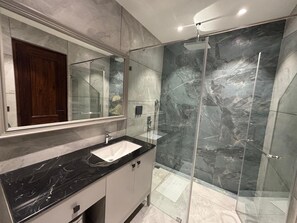 디럭스 더블룸 | 욕실 | 욕조, 무료 세면용품, 헤어드라이어, 슬리퍼