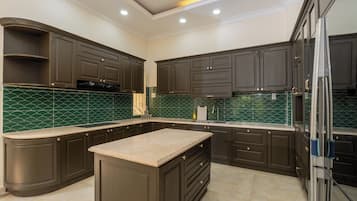 Refrigerador con freezer, microondas, horno, placa de cocina