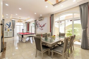 ألحفة محشوة بالريش وخزنة داخل الغرفة ومكتب ومساحة عمل للكمبيوتر المحمول