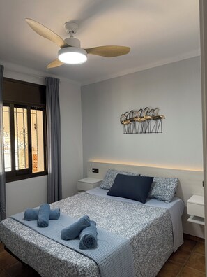 4 bedrooms, iron/ironing board, free WiFi, bed sheets - MAR I SOL Cozy house and tranquil.la, refurbished (L'Escala)