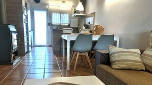 Eine moderne Küche mit Essbereich, einer Couch und einer Tischauflage mit einer Weltkarte.