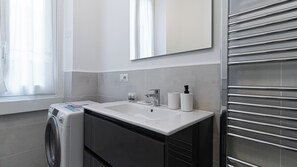 Apartment (1 Bedroom) | Bathroom | Shower, bidet - Italianway - Stelvio 53 (Milan)