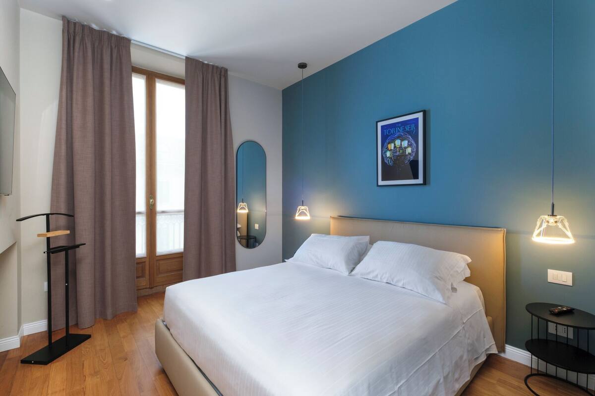 Deluxe Room | In-room safe, desk, blackout drapes, soundproofing