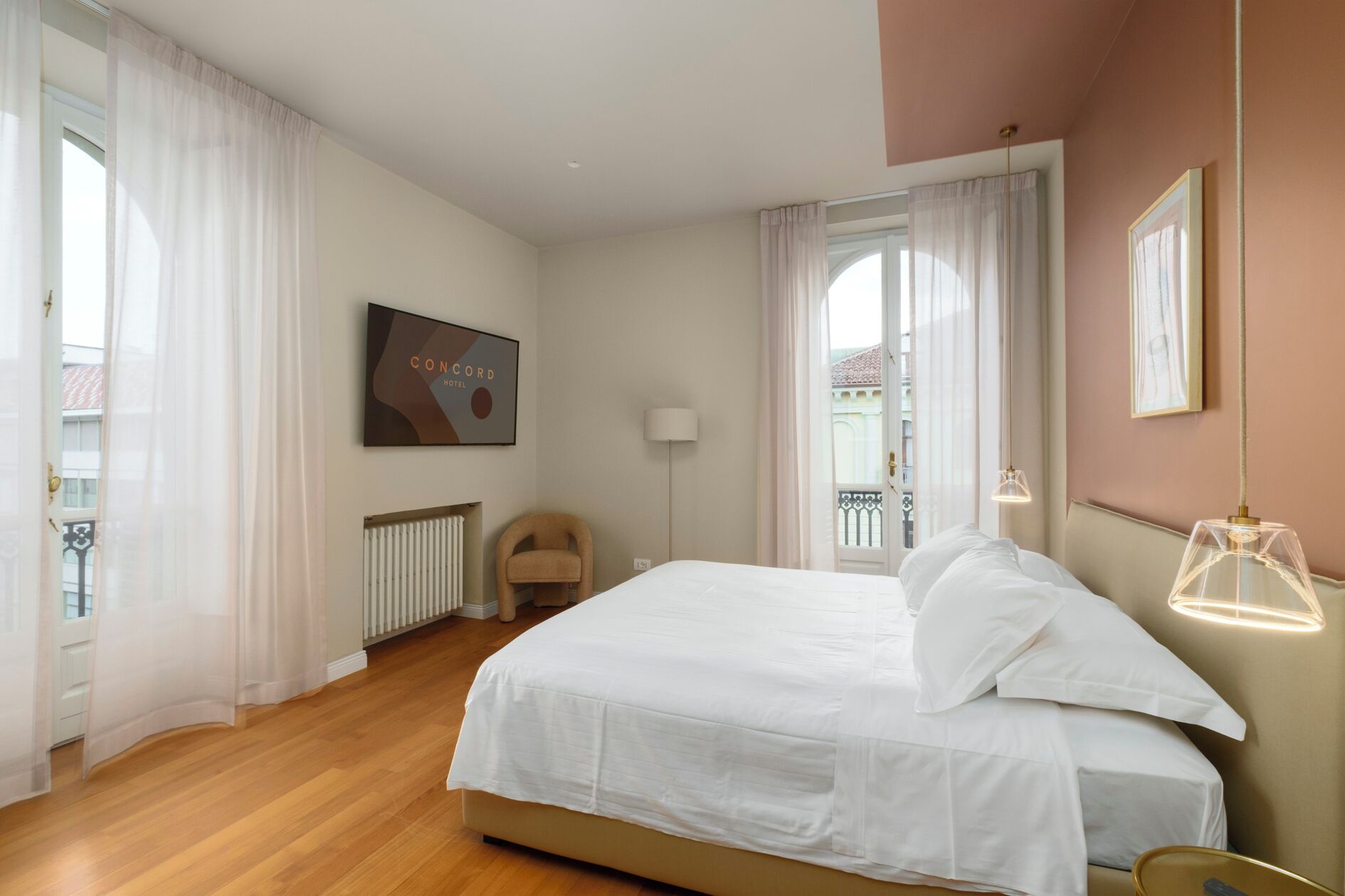 Una cassaforte in camera, una scrivania, tende oscuranti