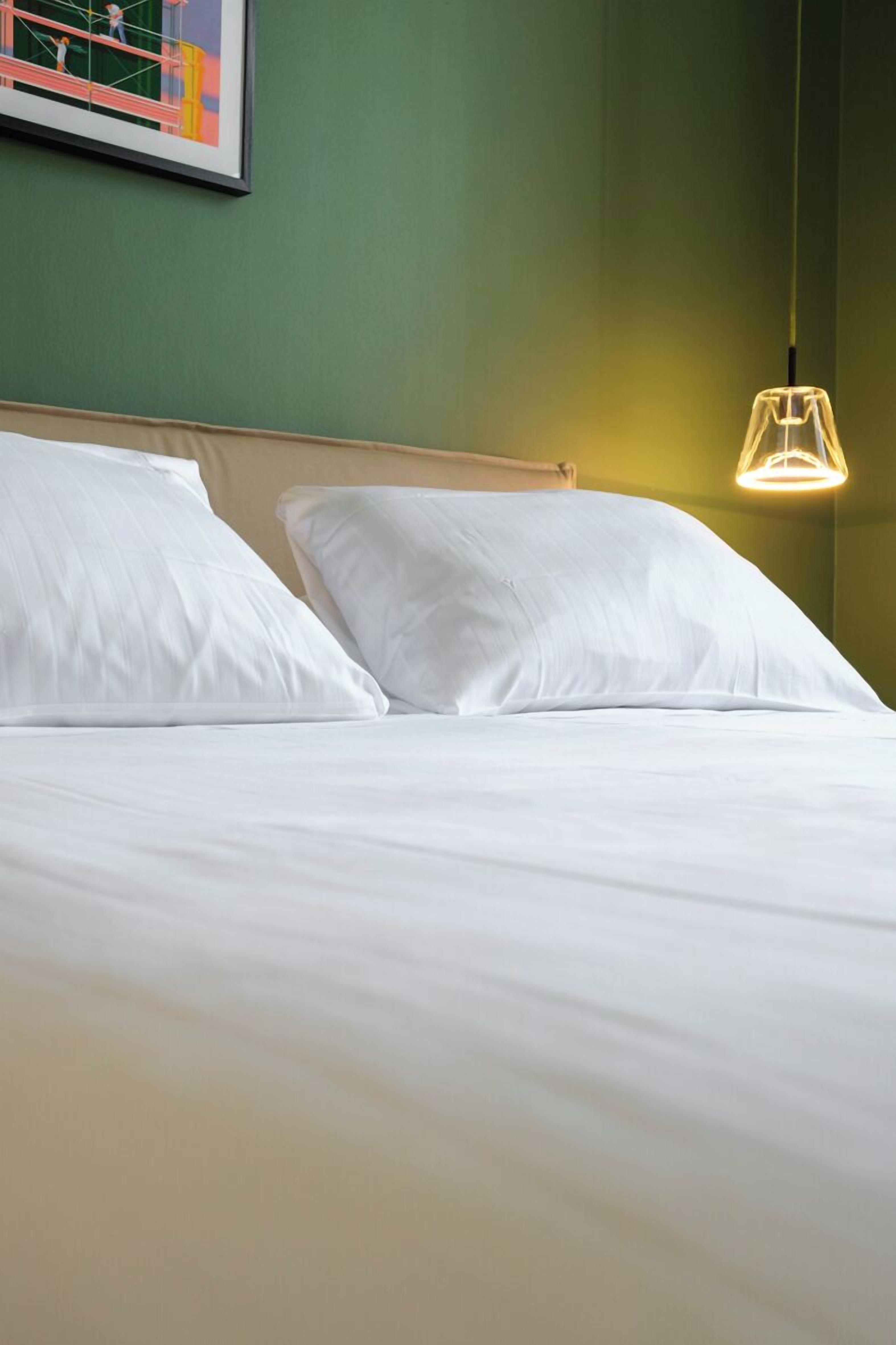 Deluxe Room | In-room safe, desk, blackout drapes, soundproofing